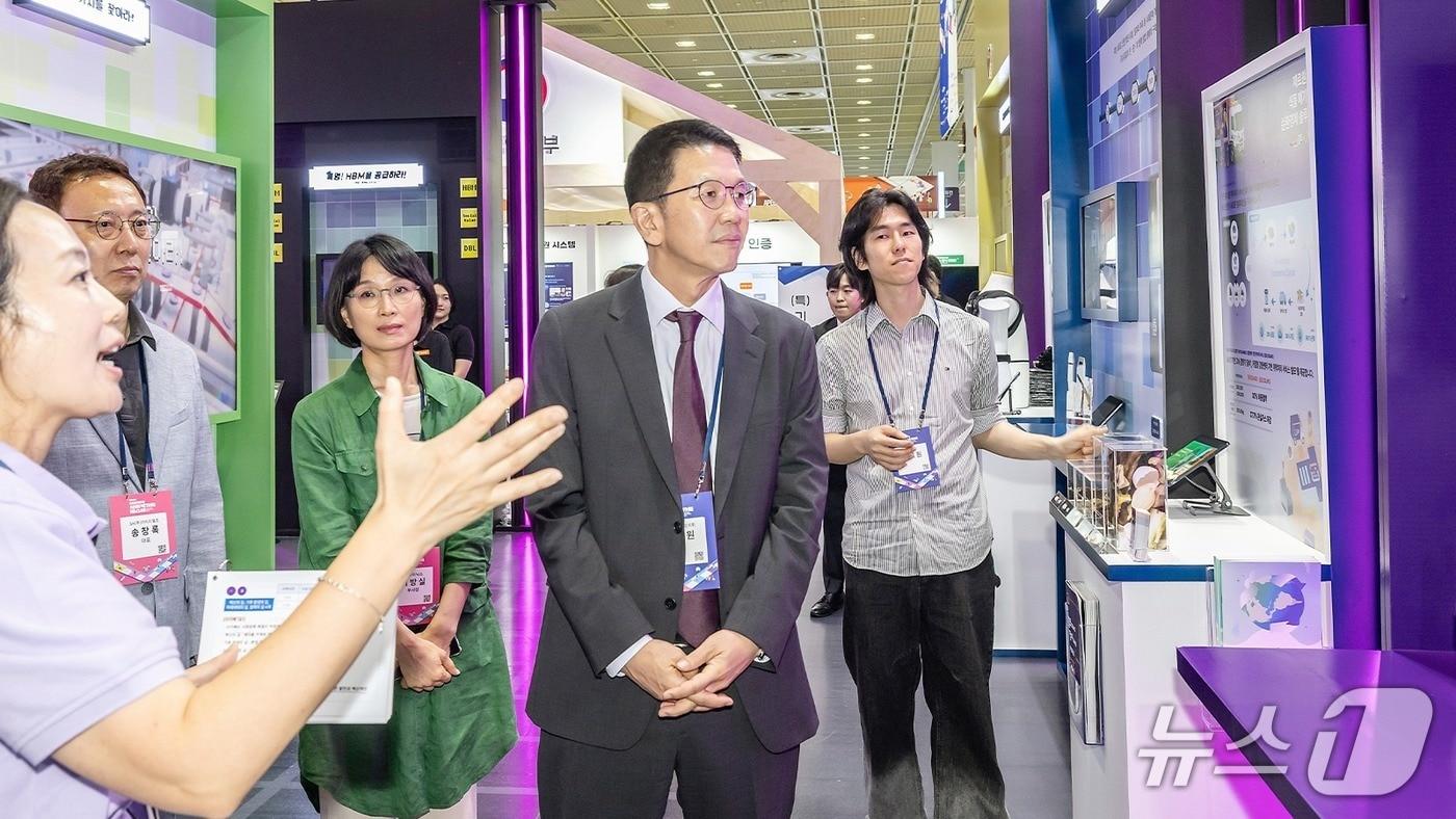 최창원 SK수펙스추구협의회의장&#40;부회장&#41;이 서울 코엑스 &#39;제2회 대한민국 사회적 가치 페스타&#39;에 마련된 SK하이닉스 부스를 둘러보고 있다.&#40;SK하이닉스 뉴스룸&#41;