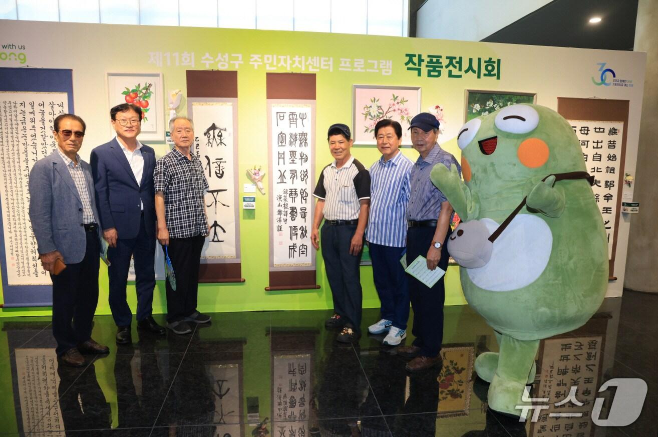 본문 이미지 - 대구 수성구 주민자치센터 프로그램 경연대회에 참여한 관계자들이 기념 사진을 촬영하고 있다.(대구 수성구 제공.재판매 및 DB 금지)