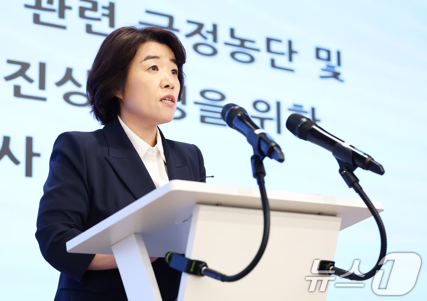 윤석열 전 대통령 부인 김건희 여사와 관련한 각종 의혹 사건을 수사하는 민중기 특별검사팀 오정희 특검보가 26일 오후 서울 종로구 KT광화문빌딩에 마련된 특검 사무실에서 정례 브리핑을 하고 있다. 2025.8.26/뉴스1 ⓒ News1 오대일 기자