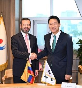 본문 이미지 - 오세훈 서울시장이 26일 카를로스 페르난도 갈란 보고타시장과 면담 후 기념사진을 촬영하고 있다.&#40;서울시 제공&#41;