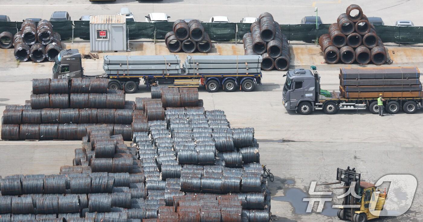  경기 평택시 포승읍 평택항에 철강 제품이 쌓여있는 모습. 2025.8.26/뉴스1 ⓒ News1 김영운 기자