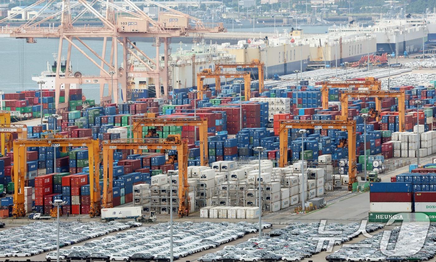 본문 이미지 - 26일 경기 평택시 포승읍 평택항에 수출용 컨테이너들이 쌓여있는 모습. 2025.8.26/뉴스1 ⓒ News1 김영운 기자