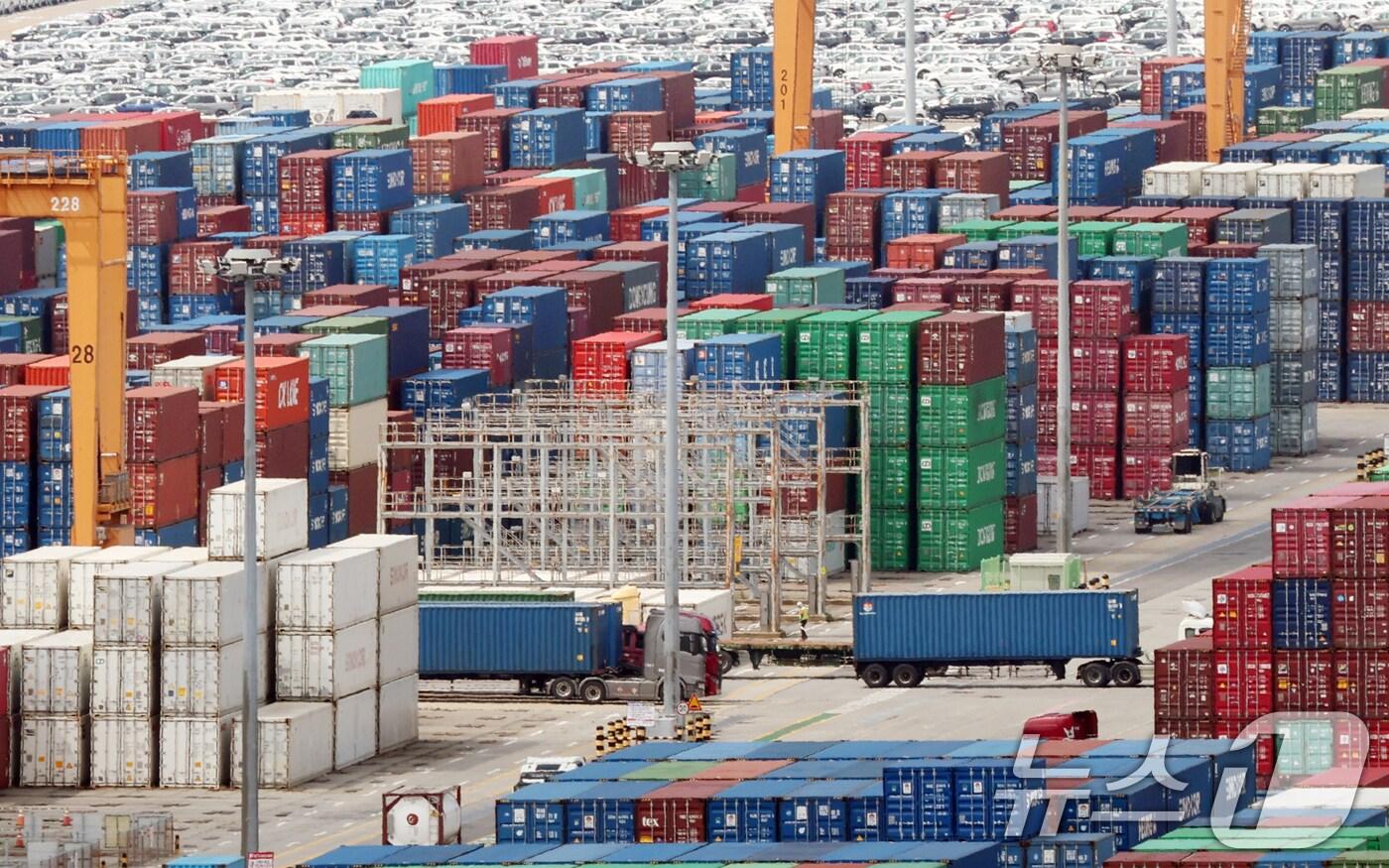  26일 경기 평택시 포승읍 평택항에 수출용 컨테이너들이 쌓여있는 모습. (자료사진) /뉴스1 ⓒ News1 김영운 기자