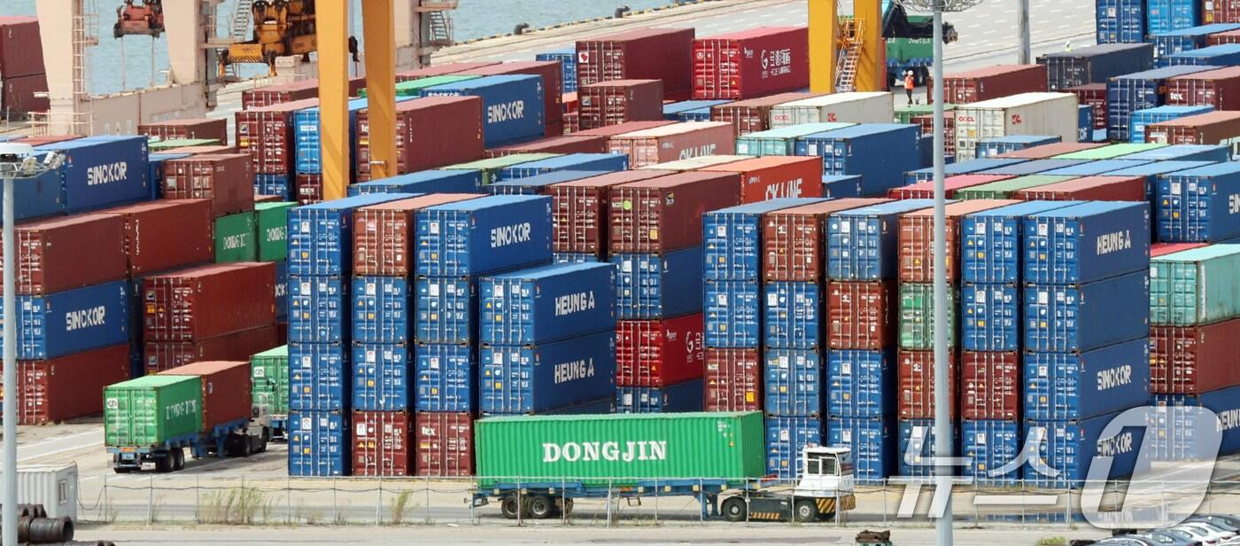 지난달 26일 경기 평택시 포승읍 평택항에 수출용 컨테이너들이 쌓여있는 모습. &#40;자료사진&#41; /뉴스1 ⓒ News1 김영운 기자