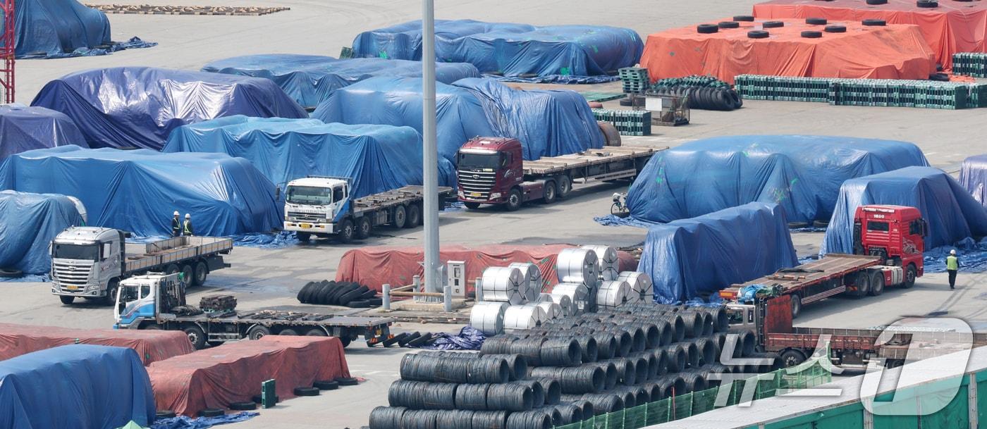 지난 8월 26일 경기 평택시 포승읍 평택항에 철강 제품이 쌓여있는 모습. 2025.8.26/뉴스1 ⓒ News1 김영운 기자