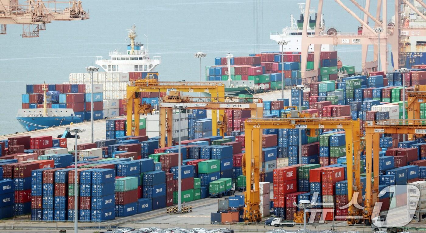  26일 경기 평택시 포승읍 평택항에 수출용 컨테이너들이 쌓여있는 모습. 2025.8.26/뉴스1 ⓒ News1 김영운 기자