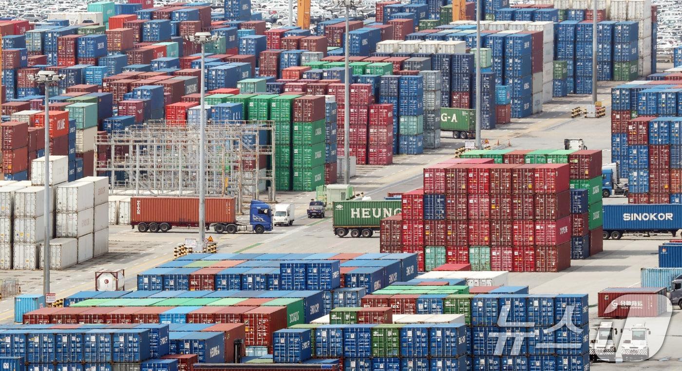 사진은 26일 경기 평택시 포승읍 평택항에 수출용 컨테이너들이 쌓여있는 모습. 2025.8.26/뉴스1 ⓒ News1 김영운 기자