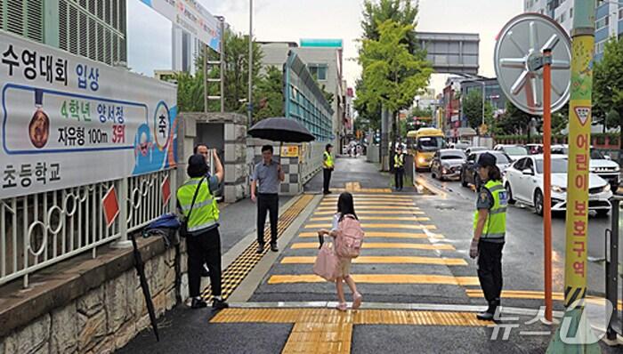 본문 이미지 - 대전 중촌동 여성자율방범대가 25일 경찰과 합동으로 중촌초등학교 앞에서 어린이 교통안전 활동을 실시했다. (대전경찰청 제공. 재판매 및 DB금지)2025.8.26/뉴스1