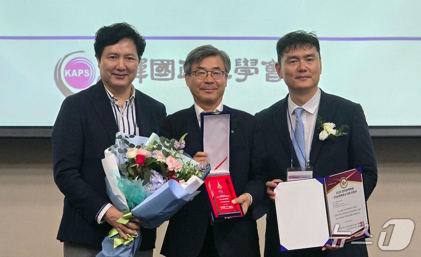 남태헌 한국산림복지진흥원장(가운데)이 김태영 ESG정책위원회 위원장(왼쪽), 박형준한국정책학회 회장과 기념촬영을 하고 있다. (산림청 한국산림복지진흥원 제공.재판매 및 DB금지)/뉴스1