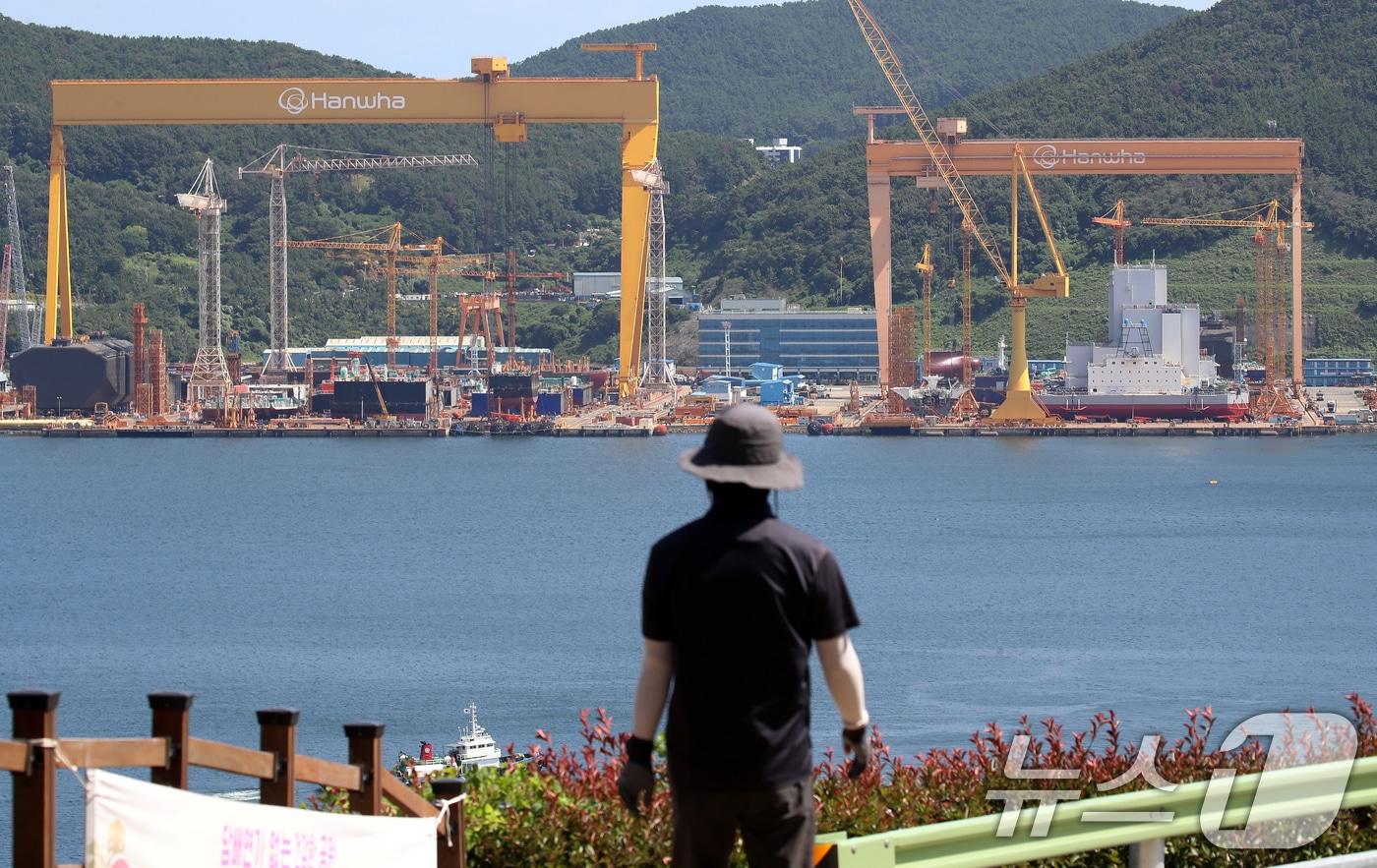 경남 거제시 한화오션 거제사업장에 대형 크레인과 건조 중인 선박이 보이고 있다. /뉴스1 ⓒ News1 윤일지 기자