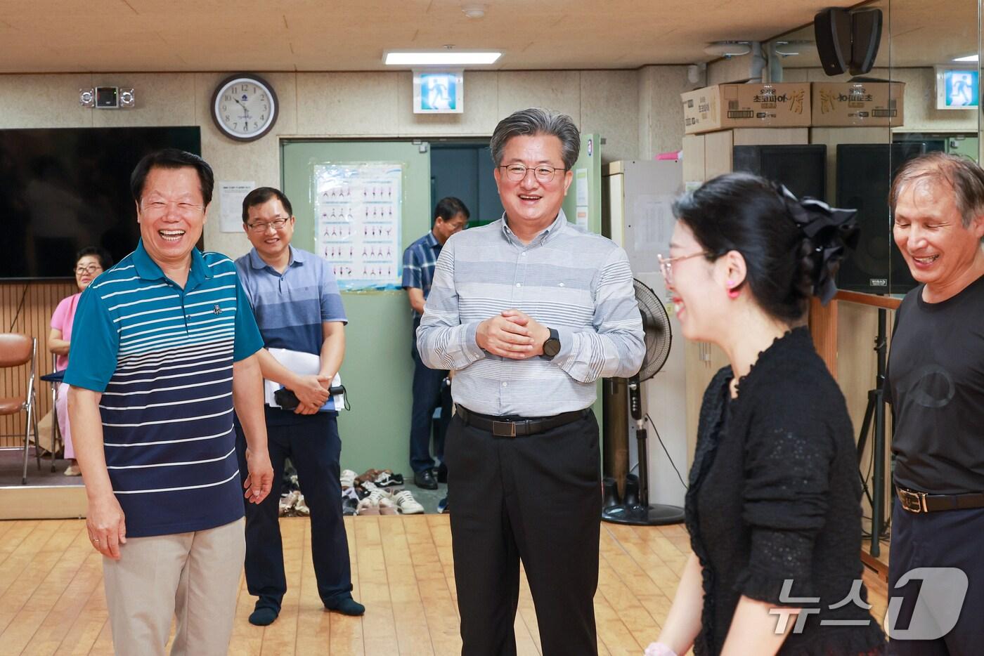26일 노은2동에서 진행된 ‘2025년 형장행정’에서 정용래 유성구청장이 주민자치프로그램 교육 현장을 방문했다. (대전유성구 제공. 재판매 및 DB금지)2025.8.26/뉴스1
