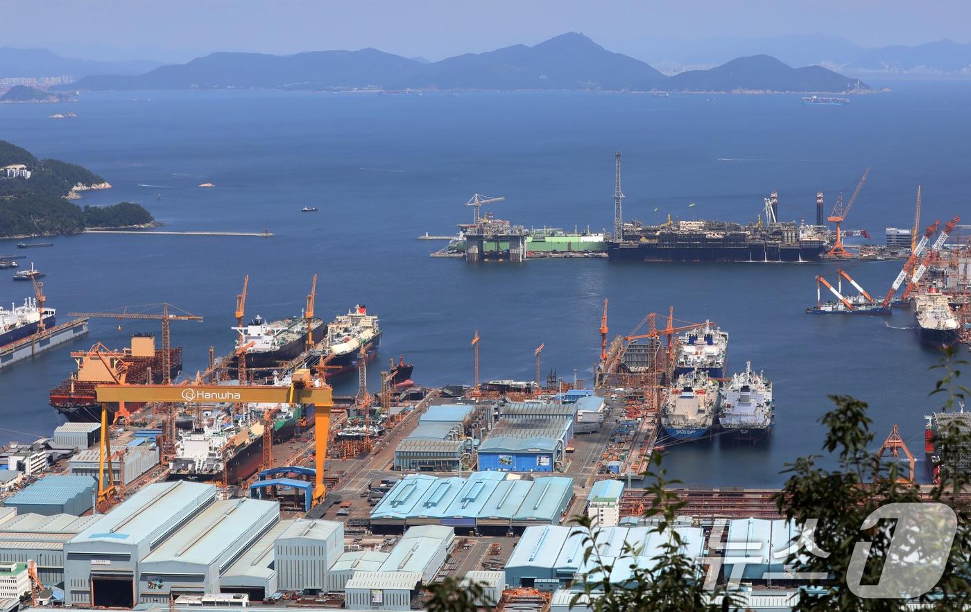 지난달 경남 거제시 한화오션 거제사업장에 대형 크레인과 건조 중인 선박이 보이고 있다. (사진은 기사 내용과 무관함) / 뉴스1 ⓒ News1 윤일지 기자 