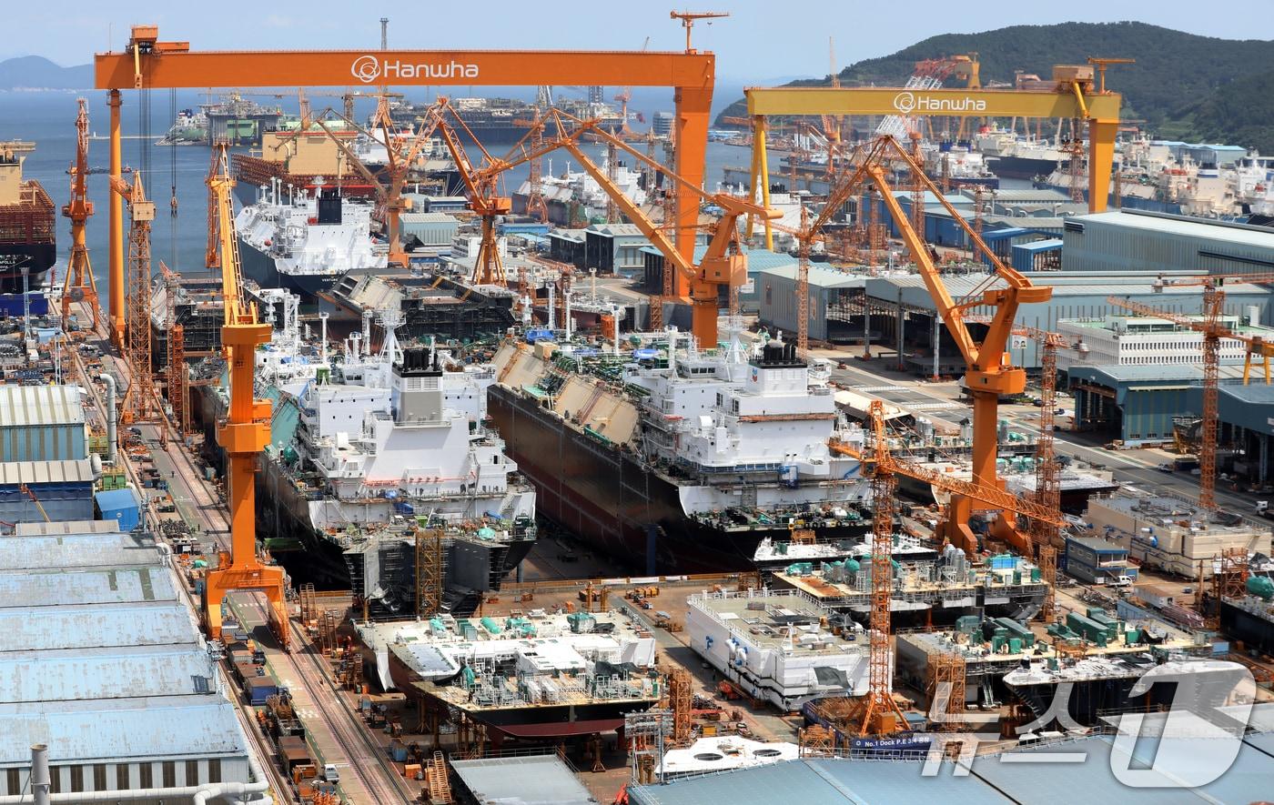 경남 거제시 한화오션 거제사업장에 대형 크레인과 건조 중인 선박이 보이고 있다. /뉴스1 ⓒ News1