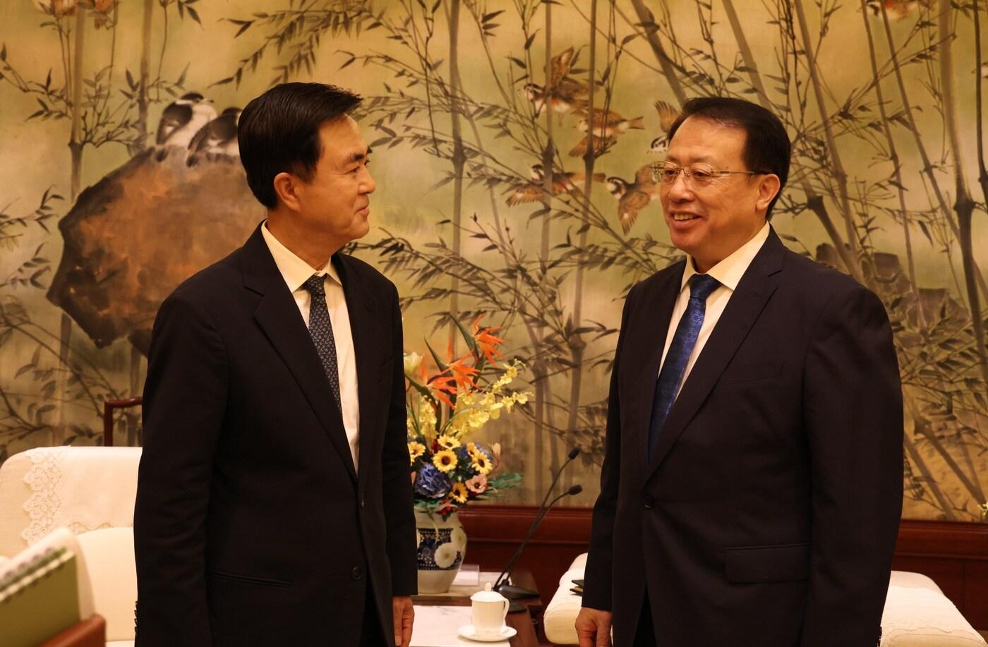  김태흠 충남지사(왼쪽)가 궁정 상하이시장을 접견하고 있다. (충남도 제공. 재판매 및 DB금지)/뉴스1 