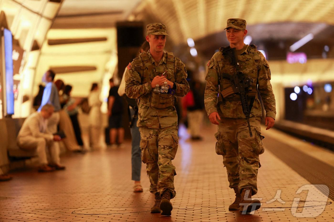 도널드 트럼프 미국 대통령이 워싱턴DC의 범죄 예방을 위해 주 방위군과 법 집행 기관에 수도 순찰을 지시한 지 몇 주 후인 25일&#40;현지시간&#41; 사우스캐롤라이나주 방위군이 워싱턴DC 메트로 센터 역을 걷고 있다. 2025.8.25 ⓒ 로이터=뉴스1 ⓒ News1 김경민 기자