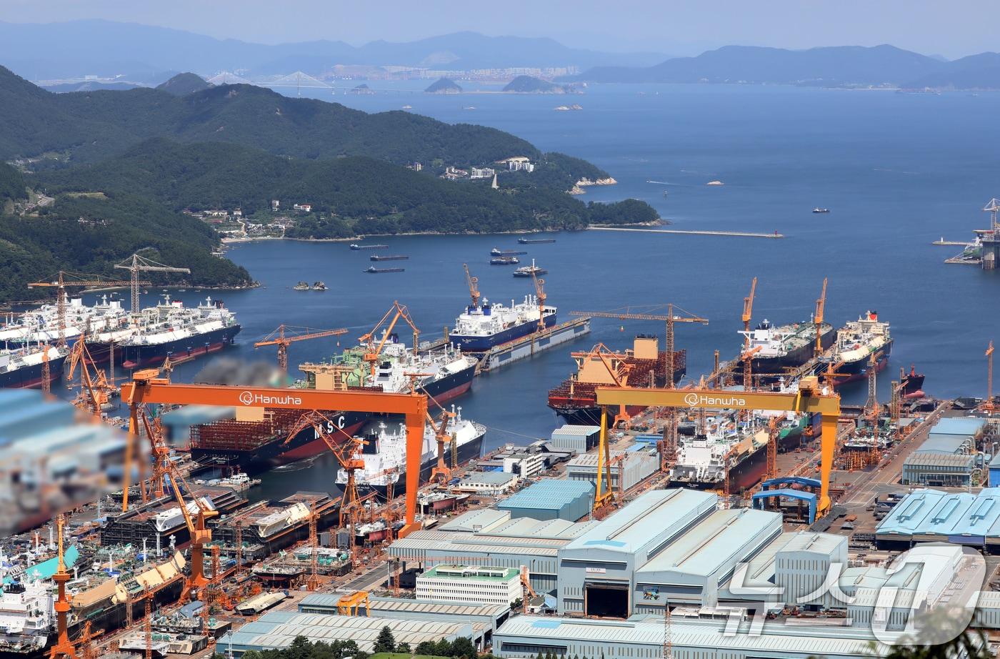 한미 정상회담을 계기로 1500억 달러&#40;약 208조 원&#41; 규모의 &#39;마스가&#40;MASGA·미국 조선업을 다시 위대하게&#41;&#39; 프로젝트가 본격 시작된 가운데 8월 26일 경남 거제시 한화오션 거제사업장에 대형 크레인과 건조 중인 선박이 보이고 있다.  2025.8.26/뉴스1 ⓒ News1 윤일지 기자