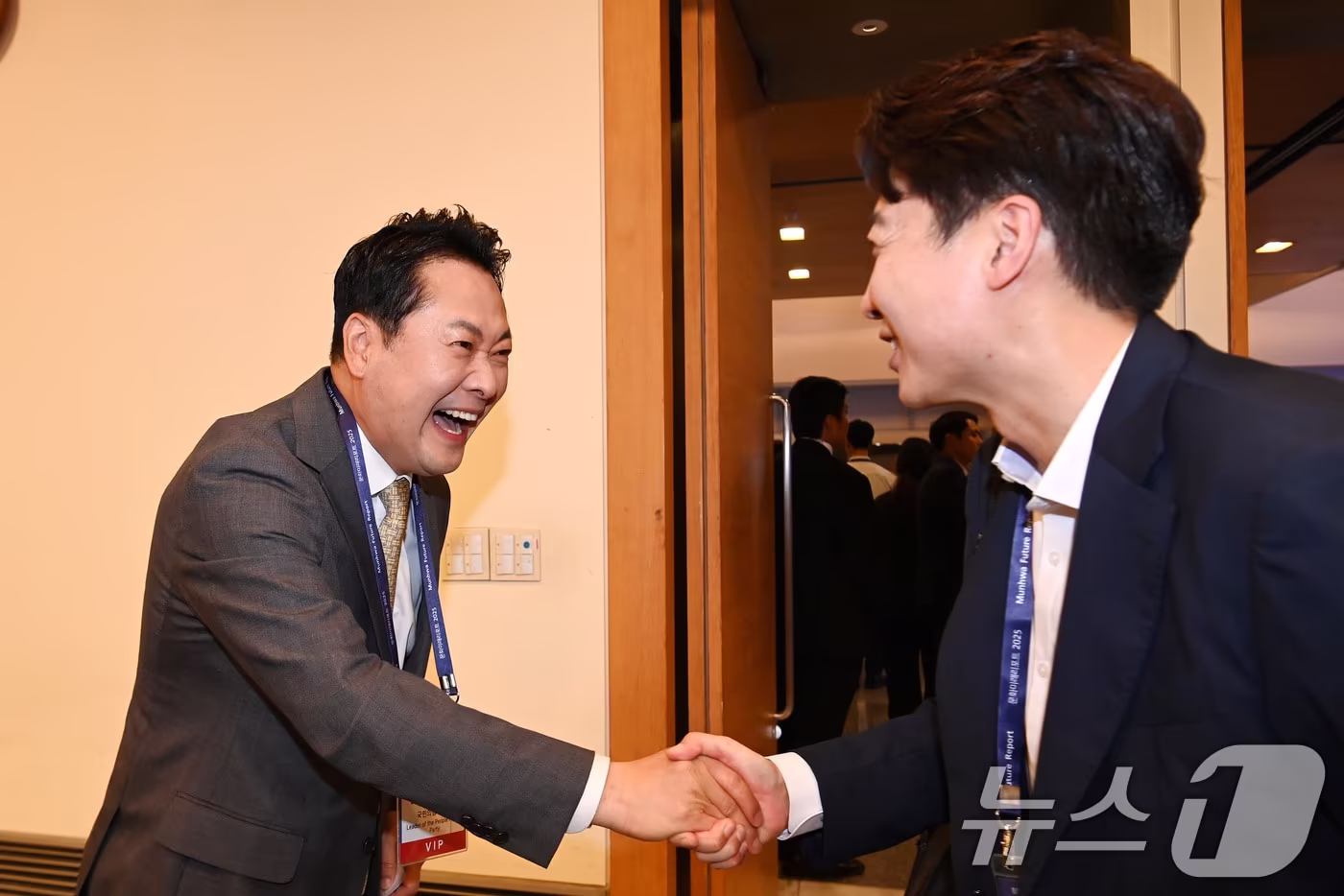 지난 8월 26일 서울 중구 대한상공회의소에서 열린 ‘문화미래리포트(MFR) 2025 트러피즘 향방과 대한민국의 선택’ 국제 포럼에서 장동혁(왼쪽) 국민의힘 대표와 이준석 개혁신당 대표가 인사를 나누고 있다. 2025.8.26/뉴스1 ⓒ News1 국회사진기자단