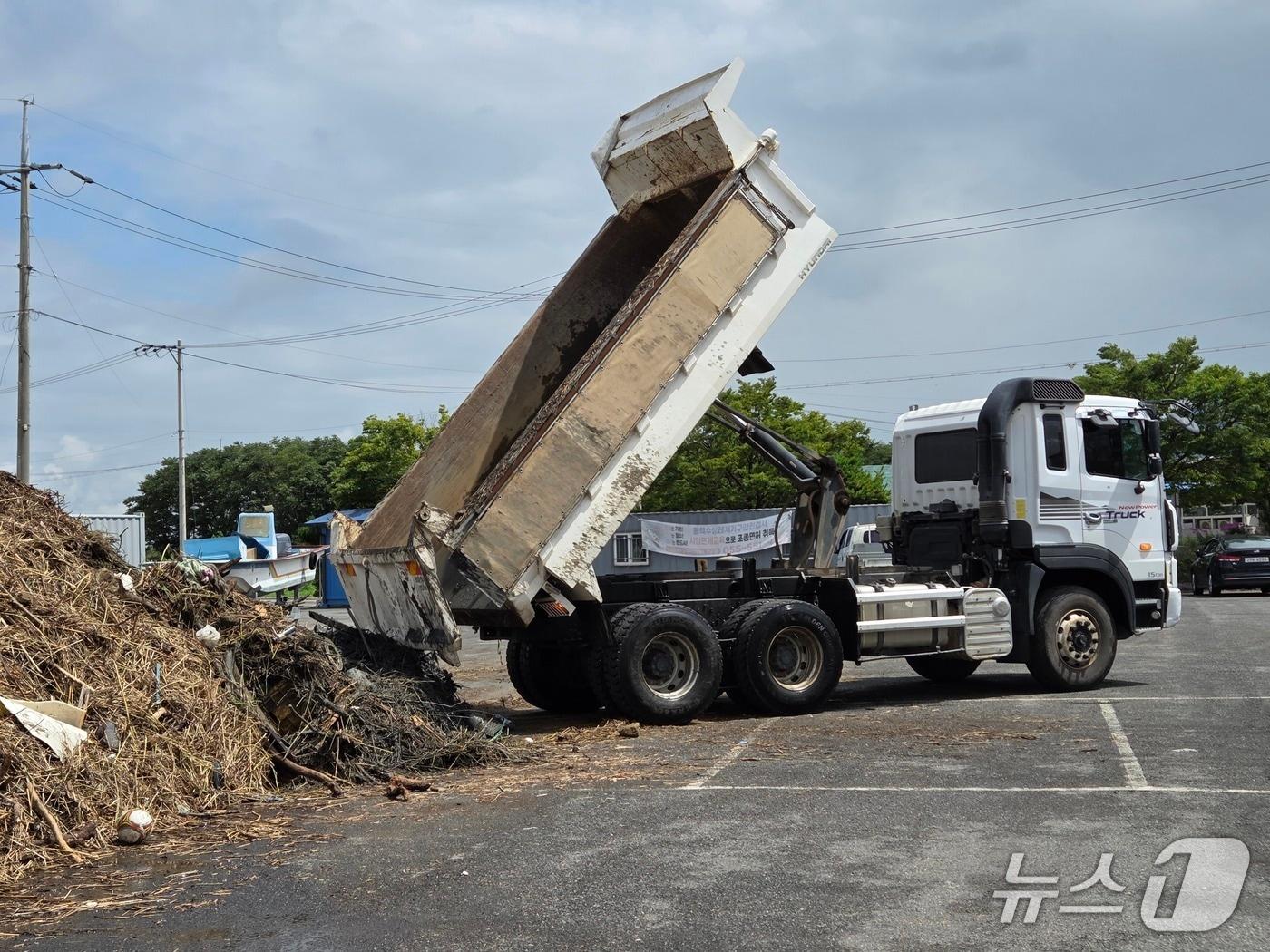 본문 이미지 - 해양쓰레기 처리 작업.(사천시 제공. 재판매 및 DB금지)