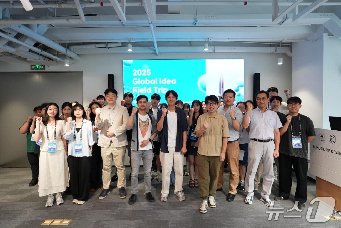 본문 이미지 - 2025 글로벌 프로토타입 아이디어 테스트 프로그램 참가자들이 기념시진을 촬영하고 있다.(대전혁신센터 제공) /뉴스1