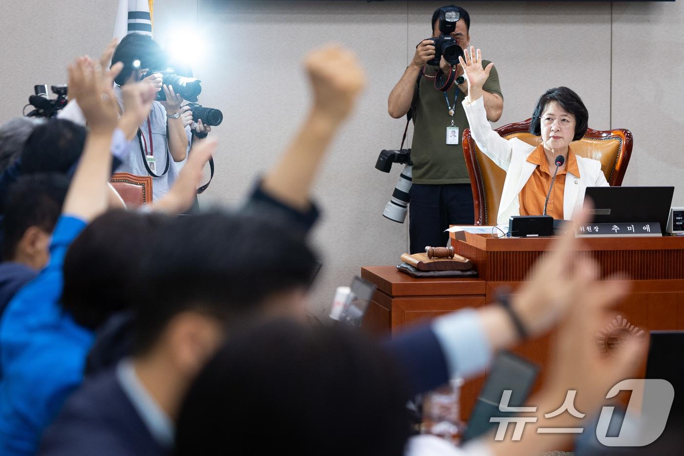 추미애 국회 법제사법위원장이 26일 서울 여의도 국회에서 열린 제428회 국회&#40;임시회&#41; 법제사법위원회 제1차 전체회의에서 윤석열 전 대통령의 서울구치소 CCTV 열람 등 현장검증 실시계획서 채택의 건에 대해 거수 표결을 하고 있다. 이날 법사위는 재석 15명 중 찬성 10명, 반대 5명으로 CCTV 열람의 건을 가결했다. 2025.8.26/뉴스1 ⓒ News1 유승관 기자