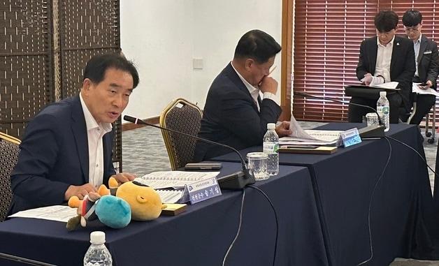 본문 이미지 - 송기섭 진천군수&#40;맨 왼쪽&#41;가 충북시장군수협의회에서 모두발언을 하고 있다.&#40;진천군 제공. 재판매 및 DB금지&#41;/뉴스1