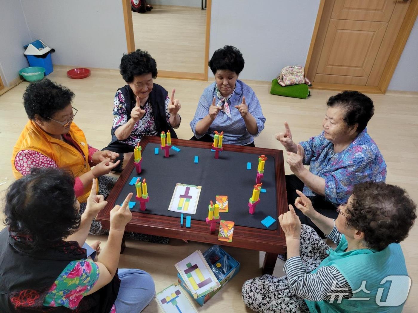 본문 이미지 - 밀양시 삼랑진읍 상부동 경로당에서 어르신들이 시니어 보드게임을 하고 있다.&#40;밀양시 제공. 재판매 및 DB금지&#41;