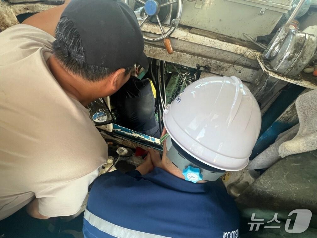 본문 이미지 - 기관실 내 엔진 작동 및 관리 상태를 확인하는 모습.(KOMSA 사천지사 제공. 재판매 및 DB금지)