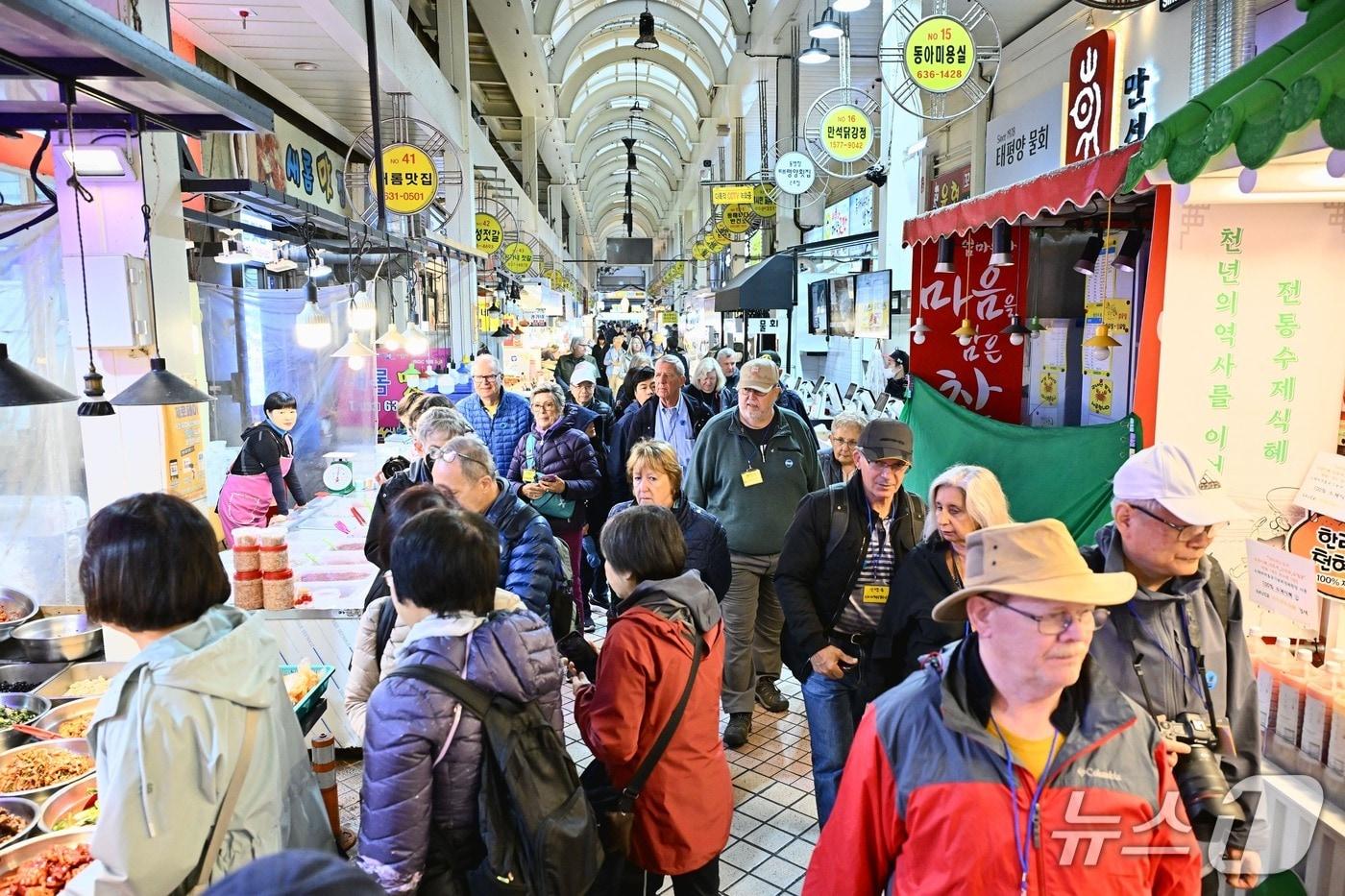 속초항 크루즈 승객 관광수산시장 투어.&#40;속초시 제공, 재판매 및 DB 금지&#41; 2025.8.26/뉴스1