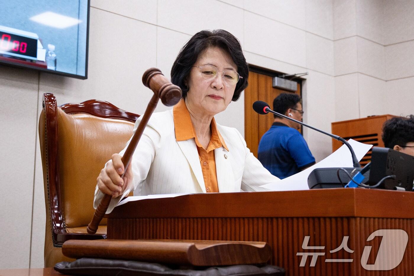추미애 국회 법제사법위원장이 26일 서울 여의도 국회에서 열린 제428회 국회&#40;임시회&#41; 법제사법위원회 제1차 전체회의에서 의사봉을 두드리고 있다. 2025.8.26/뉴스1 ⓒ News1 유승관 기자