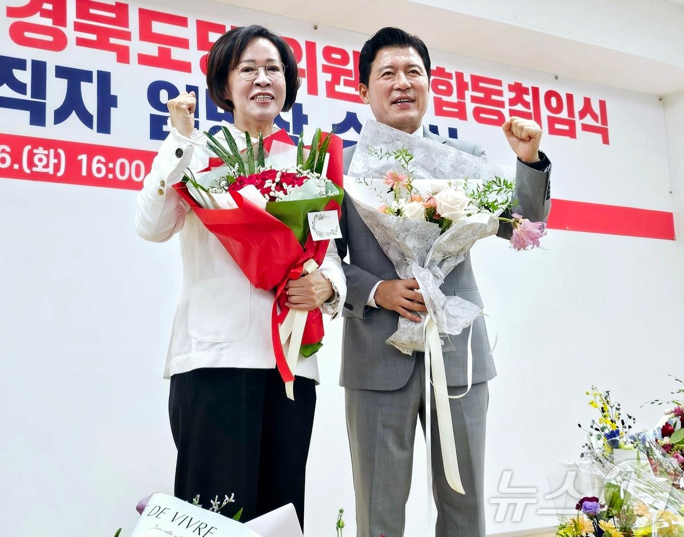 본문 이미지 - 국민의힘 대구시·경북도당 신임 위원장으로 선출된 이인선·구자근 의원이 26일 대구 수성구 국민의힘 대구시당 대강당에서 합동 취임식을 가진 뒤 기념촬영을 하고 있다. 2025.8.26/뉴스1 ⓒ News1 남승렬 기자