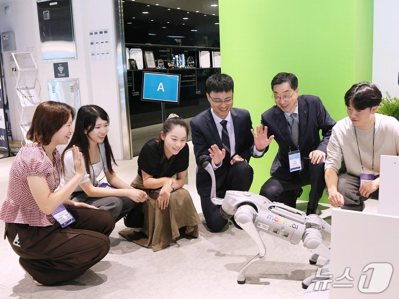 본문 이미지 - 김오영 단국G-RISE사업단장(오른쪽 두 번째), 리량리(Liang Li) 리츠메이칸대 교수(오른쪽 세 번째)와 한·일 대학생들이 AI 로봇개 ‘소라(SORA)’를 체험하고 있는 모습.(단국대 제공)