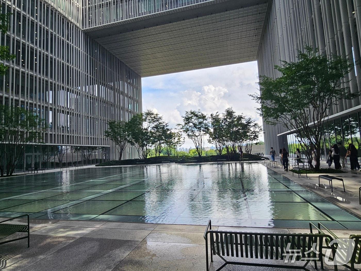 본문 이미지 - 아모레퍼시픽 내부 5층 중앙정원 수공간 모습.ⓒ 뉴스1/김진희 기자.