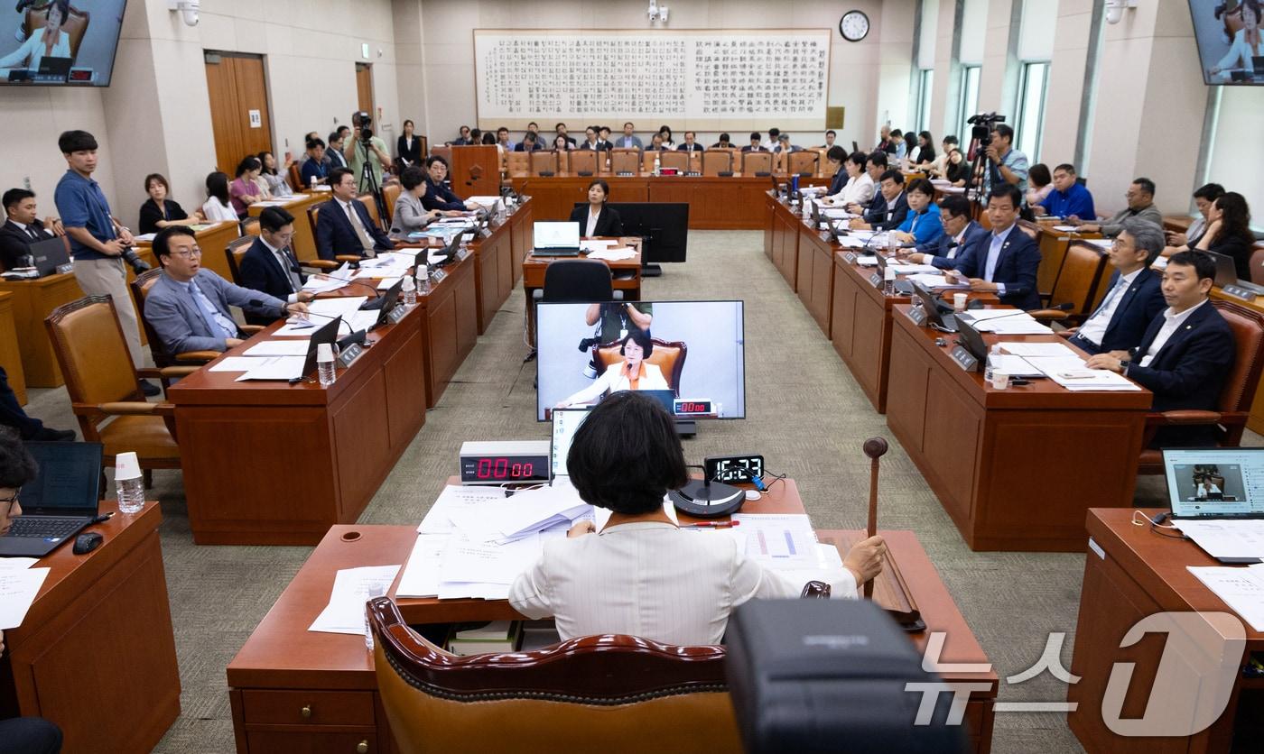 추미애 국회 법제사법위원장이 26일 서울 여의도 국회에서 열린 제428회 국회&#40;임시회&#41; 제1차 전체회의를 주재하고 있다. 2025.8.26/뉴스1 ⓒ News1 이승배 기자