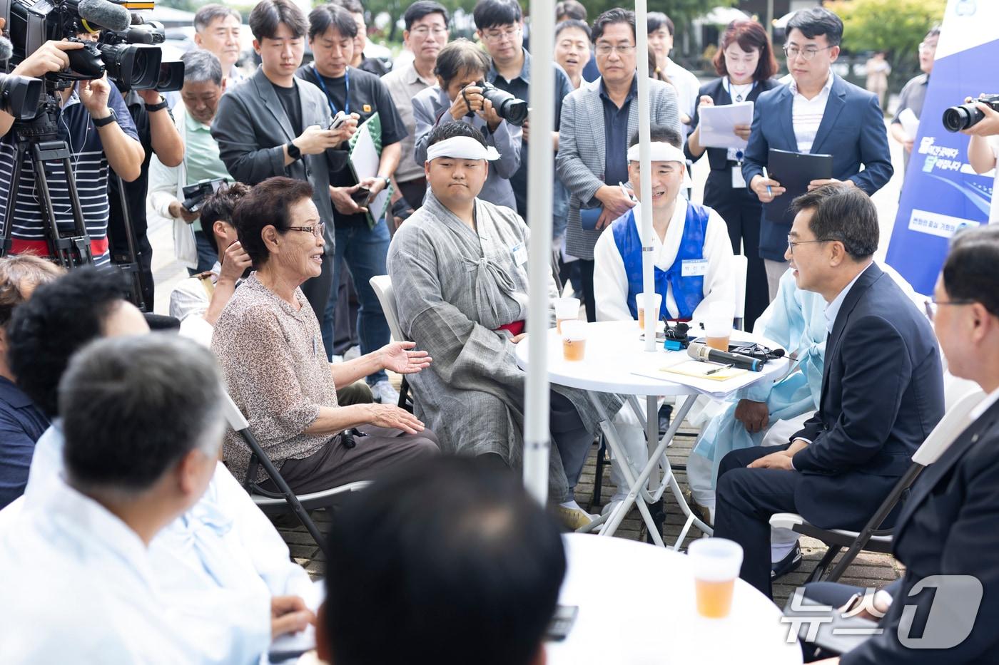 26일 달달버스를 타고 양주별산대놀이마당을 찾은 김동연 경기도지사가 청년 이수자 윤동준 씨와 보유자, 전승교육사 등 보존회 관계자들과 소통하고 있다.&#40;경기도 제공. 재판매 및 DB금지&#41;