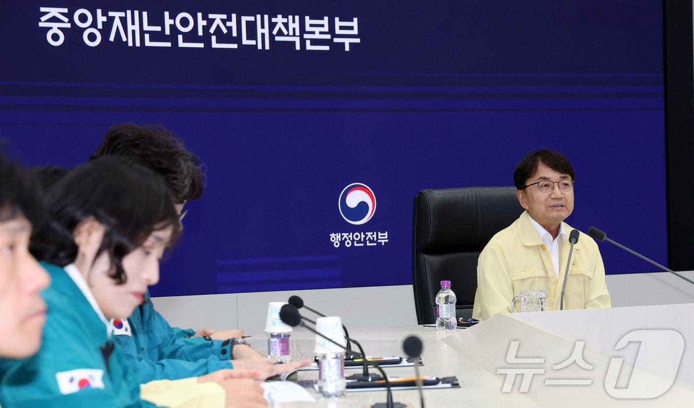 본문 이미지 - 김광용 행정안전부 재난안전관리본부장이 26일 오후 세종시 정부세종청사에서 재난안전상황실에서 폭염 재난 대처 중앙재난안전대책본부 회의를 주재하며 발언하고 있다. 2025.8.26 ⓒ 뉴스1 김기남 기자