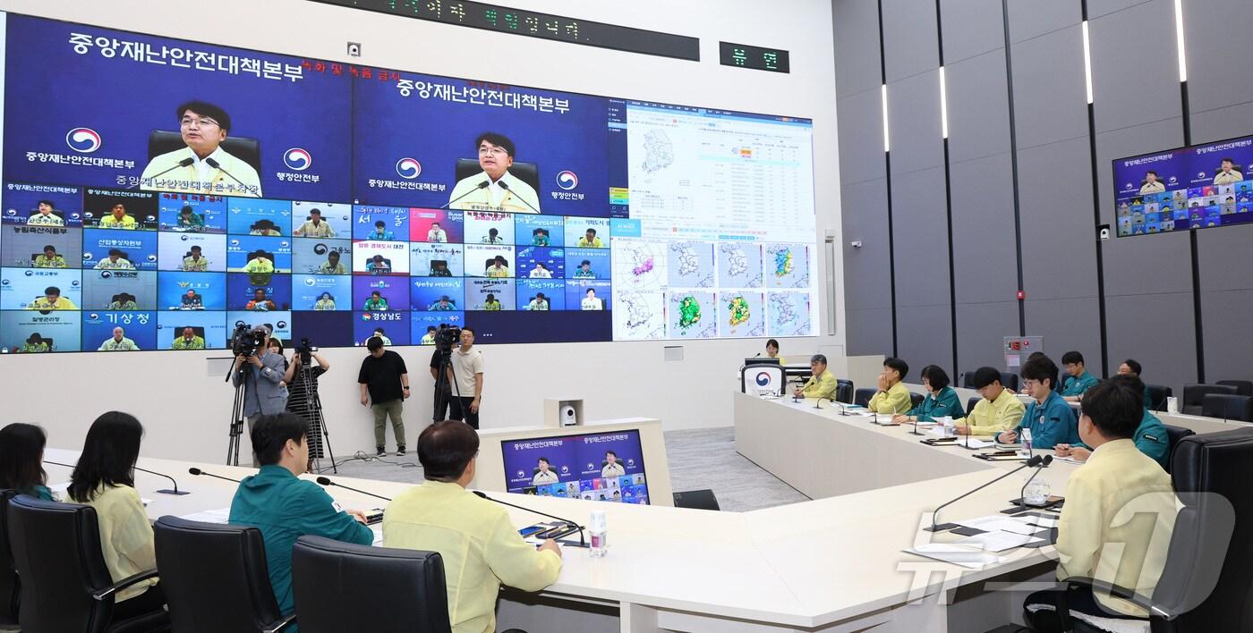 김광용 행정안전부 재난안전관리본부장이 26일 오후 세종시 정부세종청사에서 재난안전상황실에서 폭염 재난 대처 중앙재난안전대책본부 회의를 주재하며 발언하고 있다. 2025.8.26/뉴스1 ⓒ News1 김기남 기자