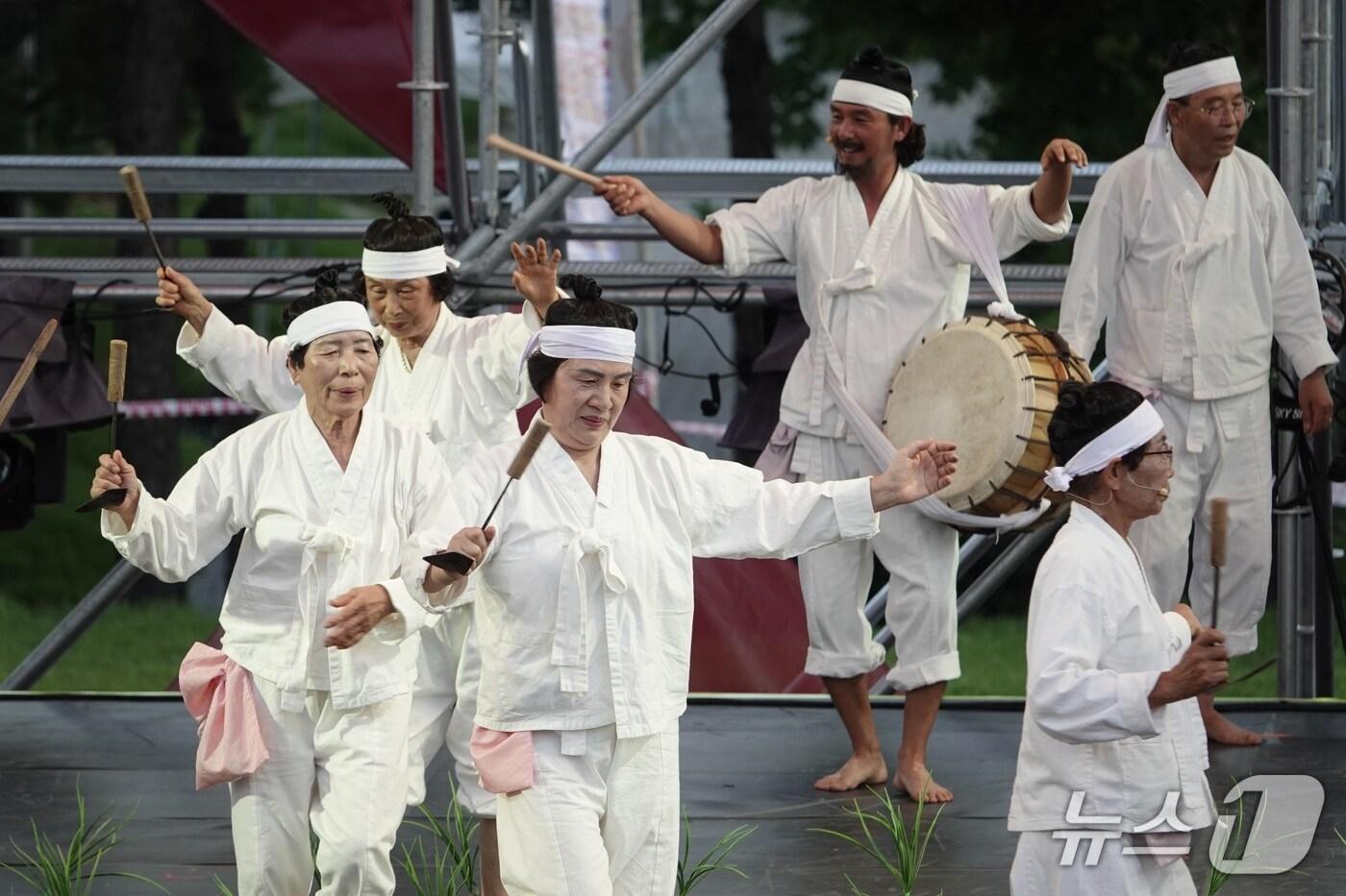 전북 순창군 금과면 대장마을 들녘에서 불려졌던 &#39;들 노래&#39;를 복원한 &#39;순창농요 금과들소리&#39;가 지난 전주세계소리축제 16일 첫 무대를 장식하고 있다.&#40;전주세계소리축제 조직위 제공. 재판매 및 DB금지&#41;/뉴스1