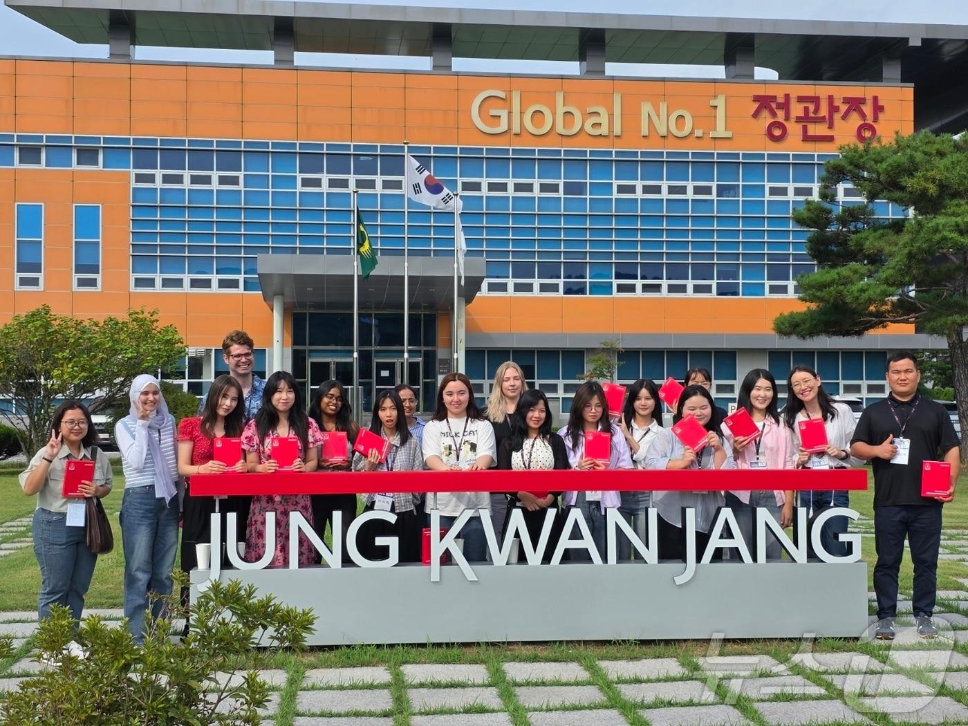 본문 이미지 - 2025 뉴스1 K-브랜드 글로벌 캠프 일환으로 KGC인삼공사 원주공장에서 견학을 진행했다. 견학 후 기념사진 촬영을 하는 모습. ⓒ News1 이형진 기자