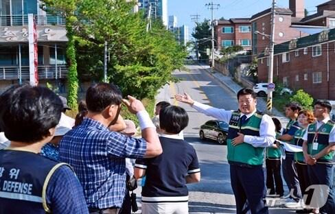 본문 이미지 - 이상호 강원 태백시장이 지난 25일 황지동에서 시 관계자들과 주요 도로 시설 사업, 주차장 관련 사업들을 점검했다. (태백시 제공. 재판매 및 DB금지) 2025.8.26/뉴스1