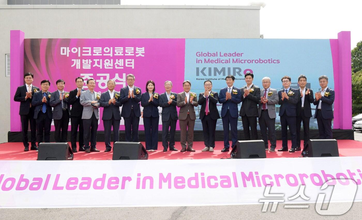 강기정 광주시장이 26일 오후 마이크로 의료로봇 개발지원센터 준공식에 참석해 축사를 한 후 참석자들과 함께 기념촬영을 하고 있다.&#40;광주시 제공. 재판매 및 DB 금지&#41; 