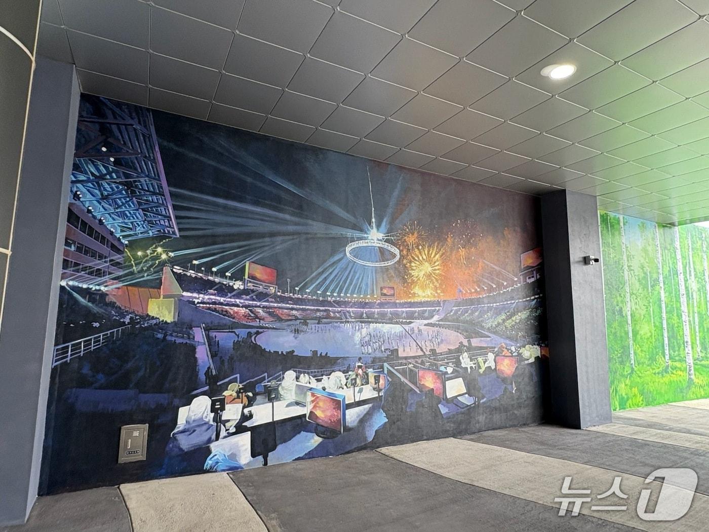 본문 이미지 - 강원 평창군이 오는 10월 중 개관예정인 평창올림픽플라자의 ICT센터 필로티 구간에 평창의 자연과 관광지, 올림픽 감동을 표현한 대형 벽화를 최근 조성했다. (평창군 제공. 재판매 및 DB금지) 2025.8.26/뉴스1