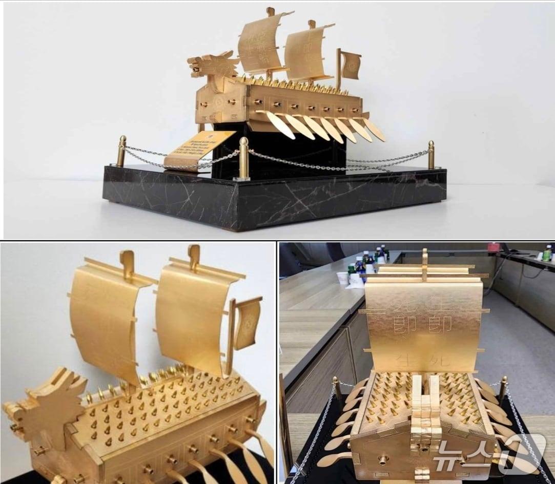 본문 이미지 - 이재명 대통령이 도널드 트럼프 미국 대통령에게 선물한 금속 거북선 모형(대통령실 제공)