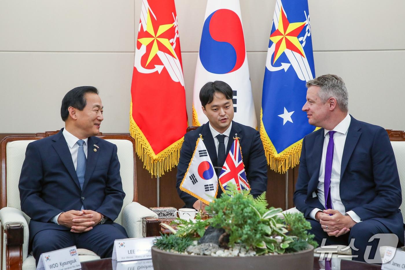 본문 이미지 - 이두희 국방차관과 루크 폴라드 영국 국방차관. (국방부 제공)
