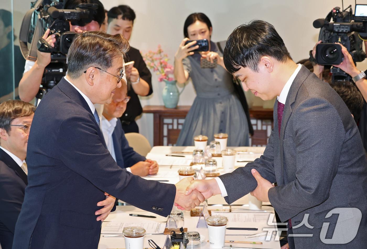 26일 오후 서울 중구 서울역 내 한 음식점에서 열린 대한전공의협의회와 대한수련병원협의회의 간담회에서 김원섭 대한수련병원협의회 회장&#40;왼쪽&#41;과 한성존 대한전공의협의회 비상대책위원장이 악수 하고 있다. 2025.8.26/뉴스1 ⓒ News1 장수영 기자