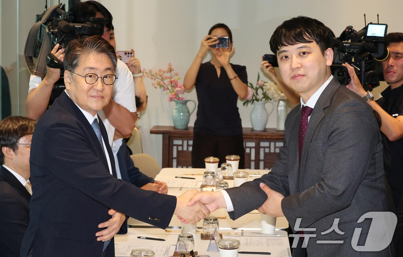 지난달 26일 오후 서울 중구 서울역 내 한 음식점에서 열린 대한전공의협의회와 대한수련병원협의회의 간담회에서 김원섭 대한수련병원협의회 회장&#40;왼쪽&#41;과 한성존 대한전공의협의회 비상대책위원장이 악수 하고 있다. /뉴스1 ⓒ News1 장수영 기자