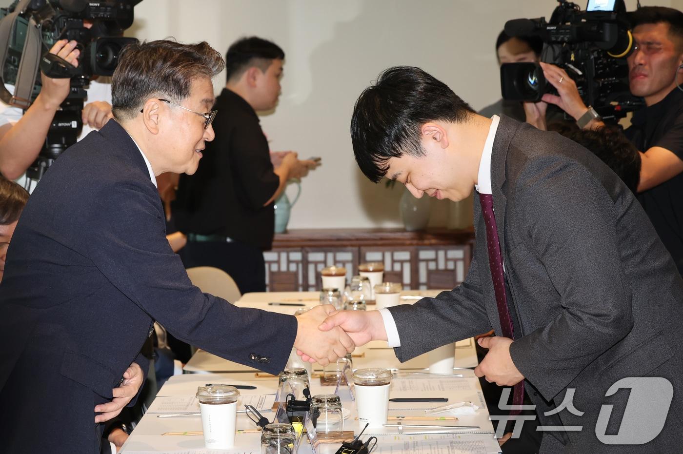 26일 오후 서울 중구 서울역 내 한 음식점에서 열린 대한전공의협의회와 대한수련병원협의회의 간담회에서 김원섭 대한수련병원협의회 회장&#40;왼쪽&#41;과 한성존 대한전공의협의회 비상대책위원장이 악수 하고 있다. 2025.8.26/뉴스1 ⓒ News1 장수영 기자