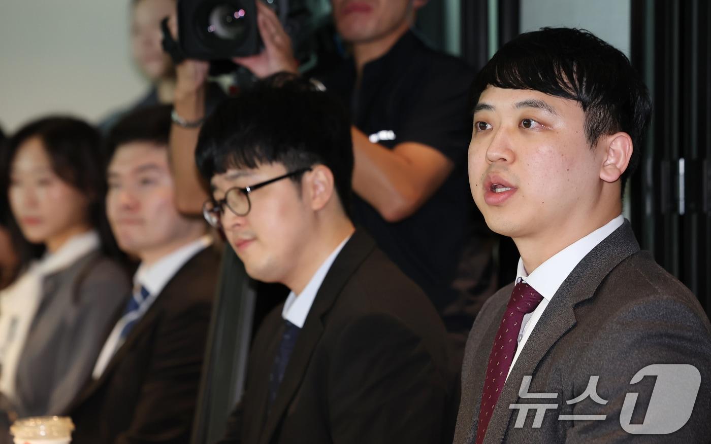 서울 중구 서울역 내 한 음식점에서 열린 대한전공의협의회와 대한수련병원협의회의 간담회에서 한성존 대한전공의협의회 비상대책위원장이 모두발언 하고 있다. /뉴스1 ⓒ News1 장수영 기자