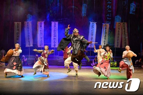 본문 이미지 - 정선아리랑 뮤지컬 공연 &#39;아리아라리&#39; 자료 사진. ⓒ News1