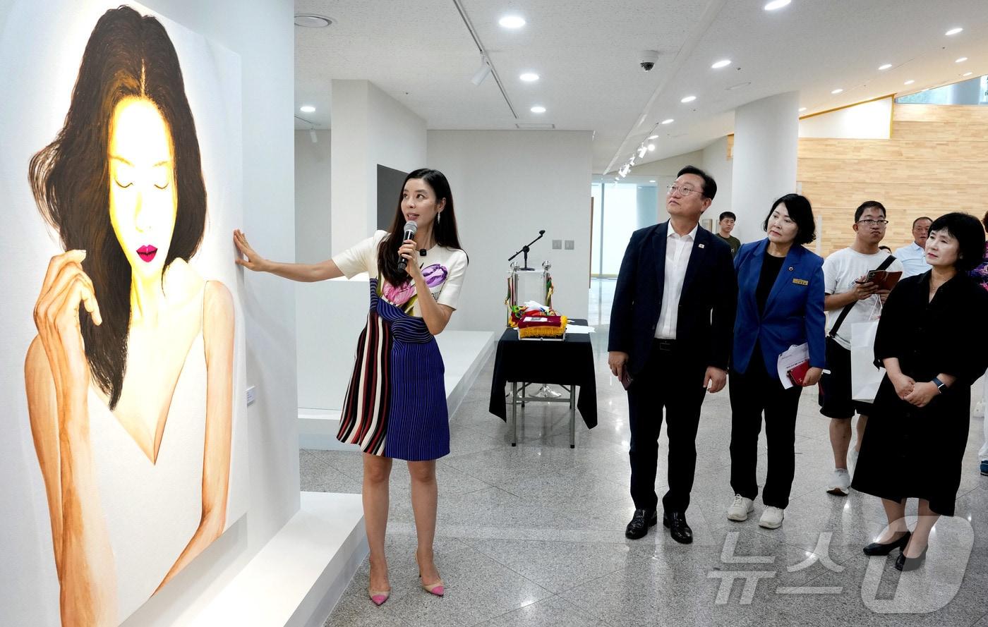 본문 이미지 - 명창환 전라남도 행정부지사가 26일 오후 도청 갤러리에서 '2025 전남국제수묵비엔날레' 성공개최를 위해 열린 홍보대사 김규리 특별전시 오프닝 행사에서 주요작품에 대한 설명을 듣고 있다.(전남도 제공. 재판매 및 DB금지) 2025.8.26/뉴스1