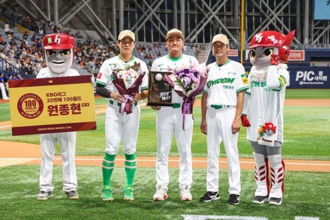 본문 이미지 - 프로야구 키움 히어로즈는 26일 고척스카이돔에서 열린 한화 이글스와 홈경기에 앞서 투수 원종현(38)의 KBO리그 역대 20번째 100홀드 달성을 기념하는 시상식을 실시했다.(키움 히어로즈 제공)